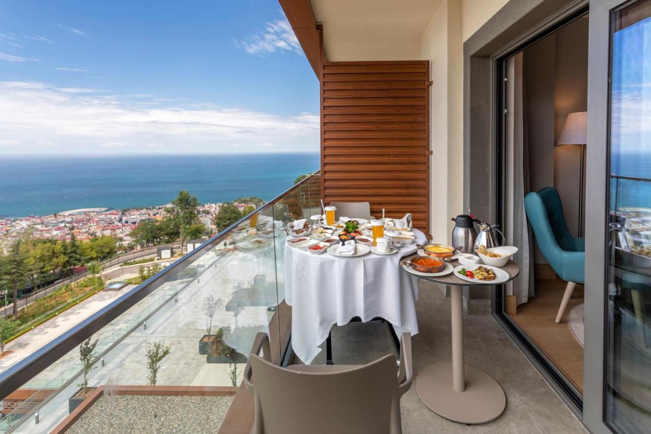 特拉布宗丽笙酒店 外观 照片 A balcony at the hotel