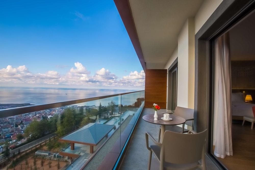 特拉布宗丽笙酒店 外观 照片 View from a suite